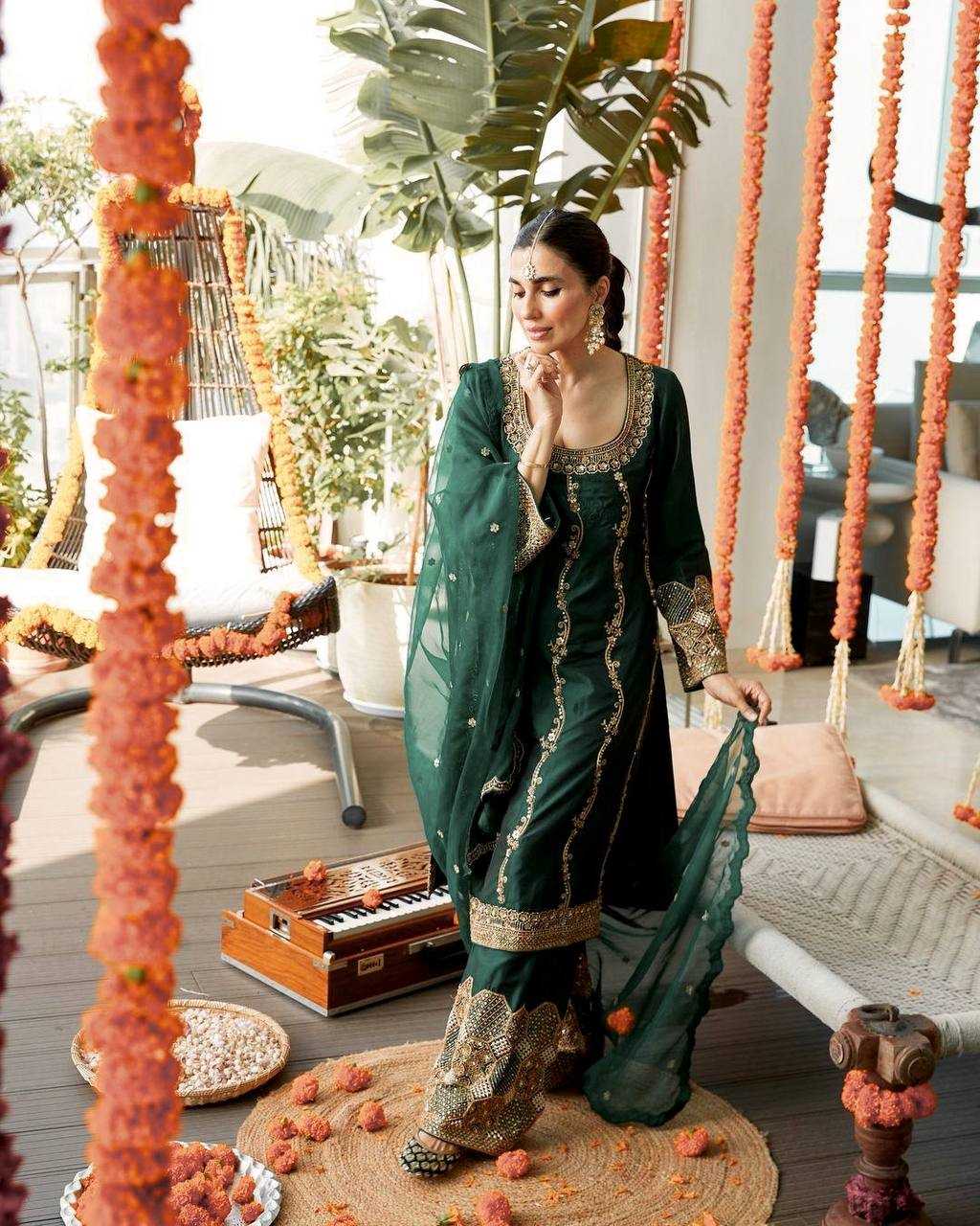 Zehn-e-Zar Embroidered Kurta Set
