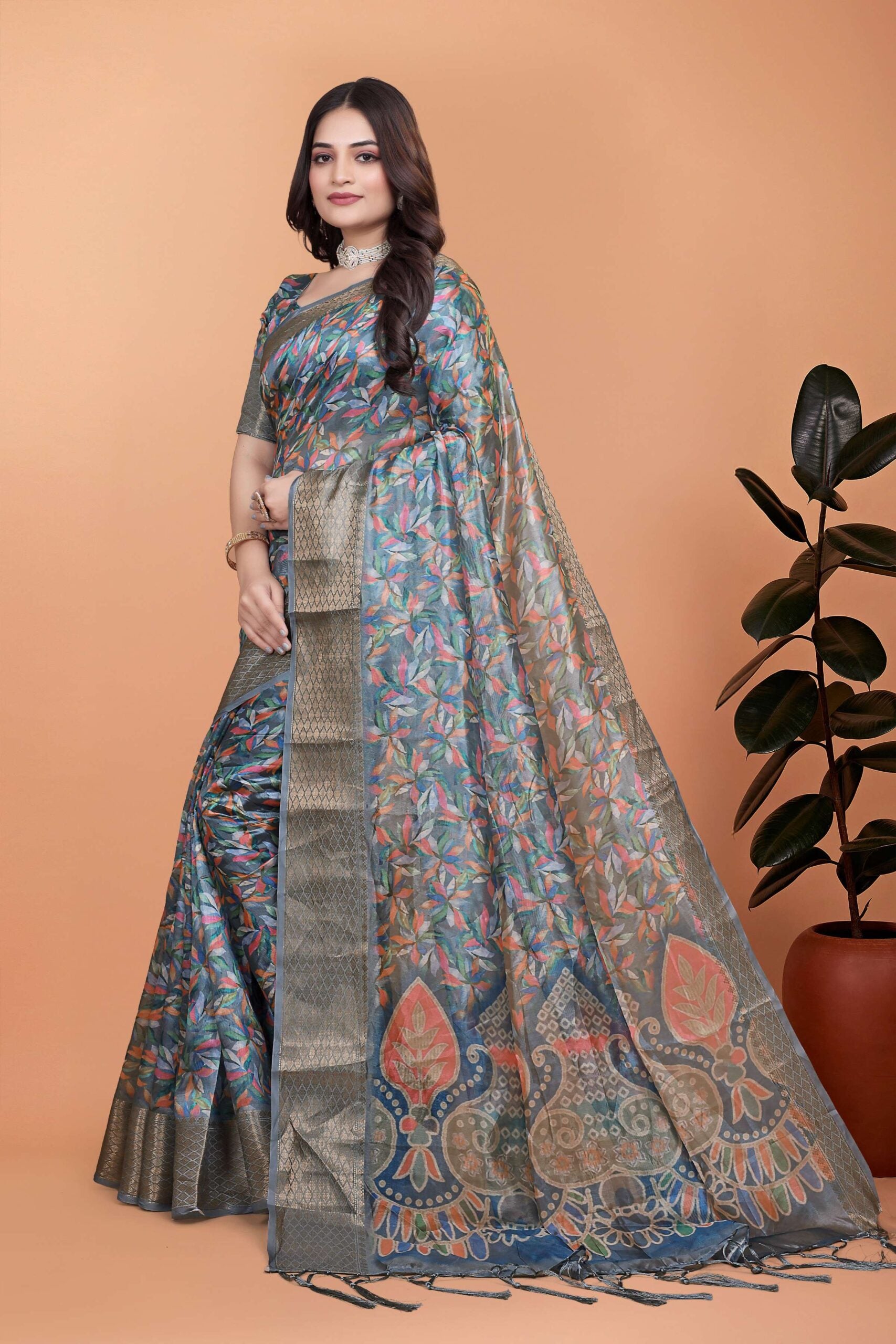 This elegant grey saree showcases Saree