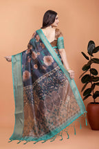 Make a bold yet graceful Saree