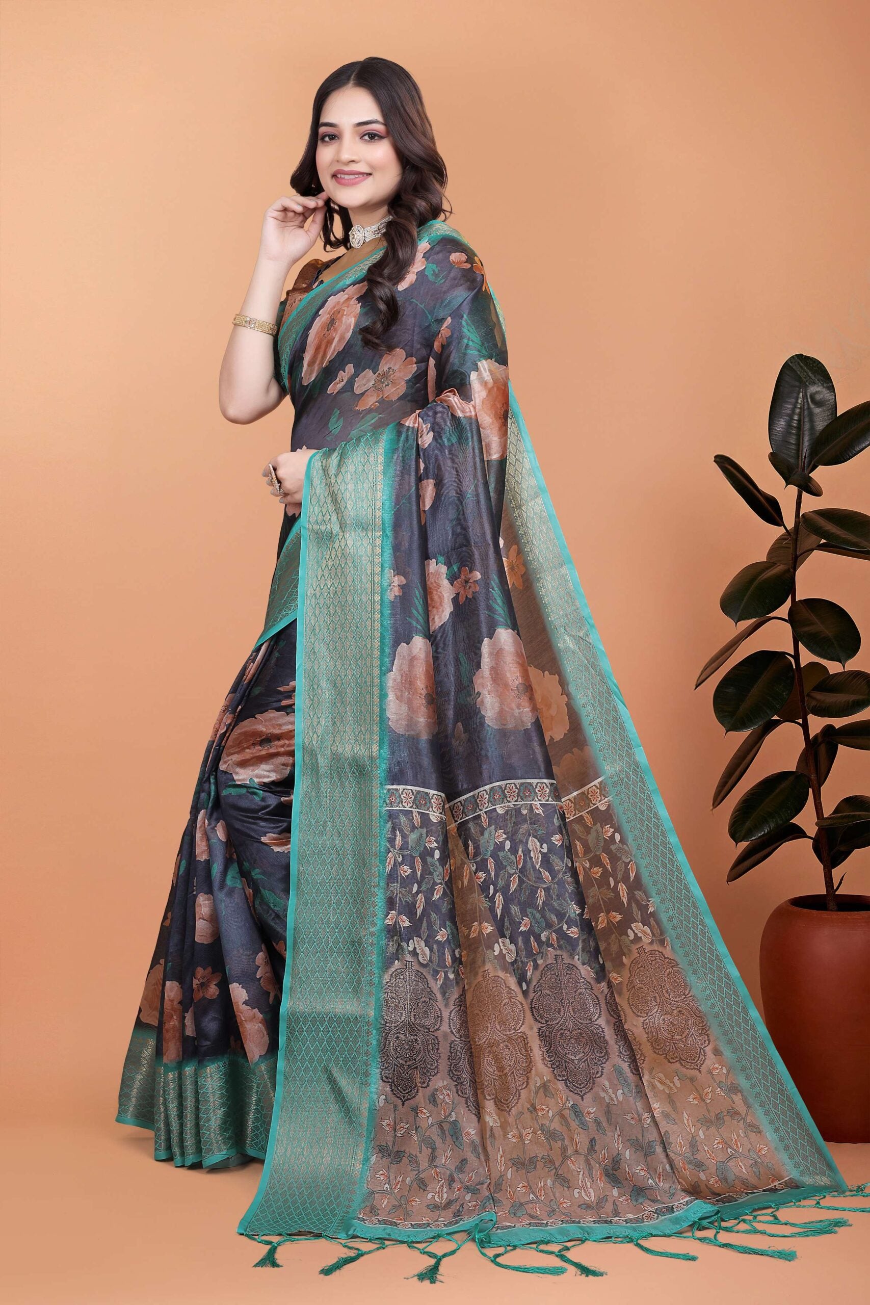 Make a bold yet graceful Saree