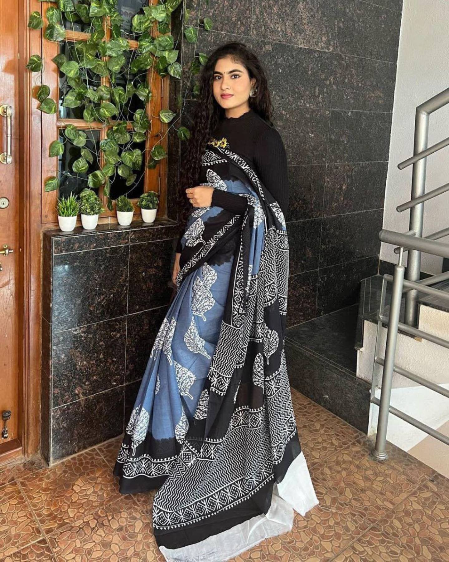 Linen Saree - blouse and border close-up