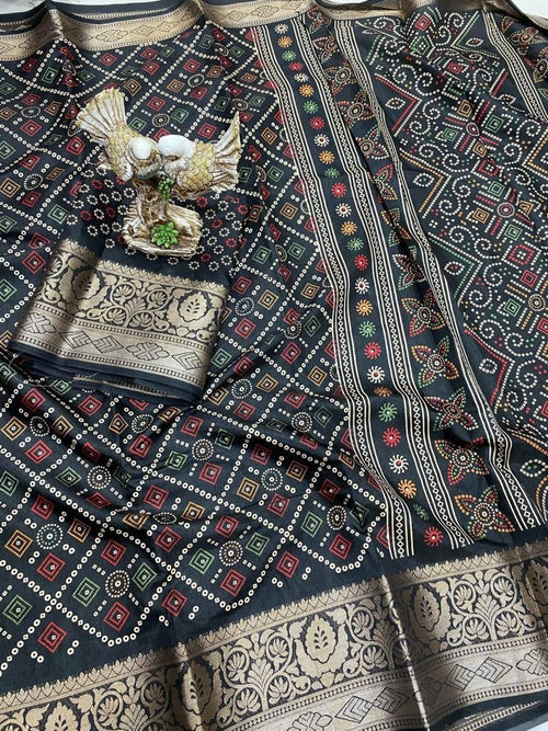 Black Kanjivaram Saree - drape and pallu detail
