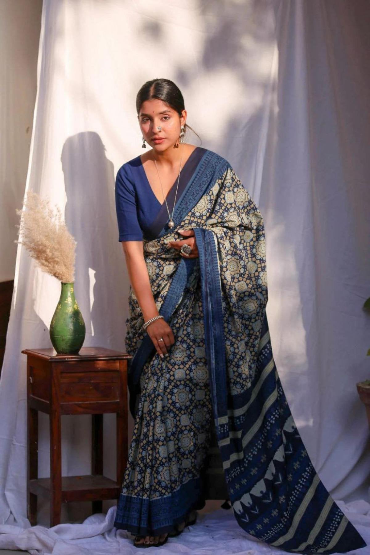 Linen Saree - blouse and border close-up