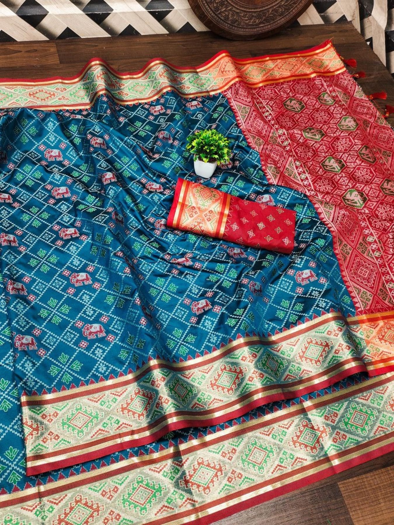 Patola Saree - blouse and border close-up