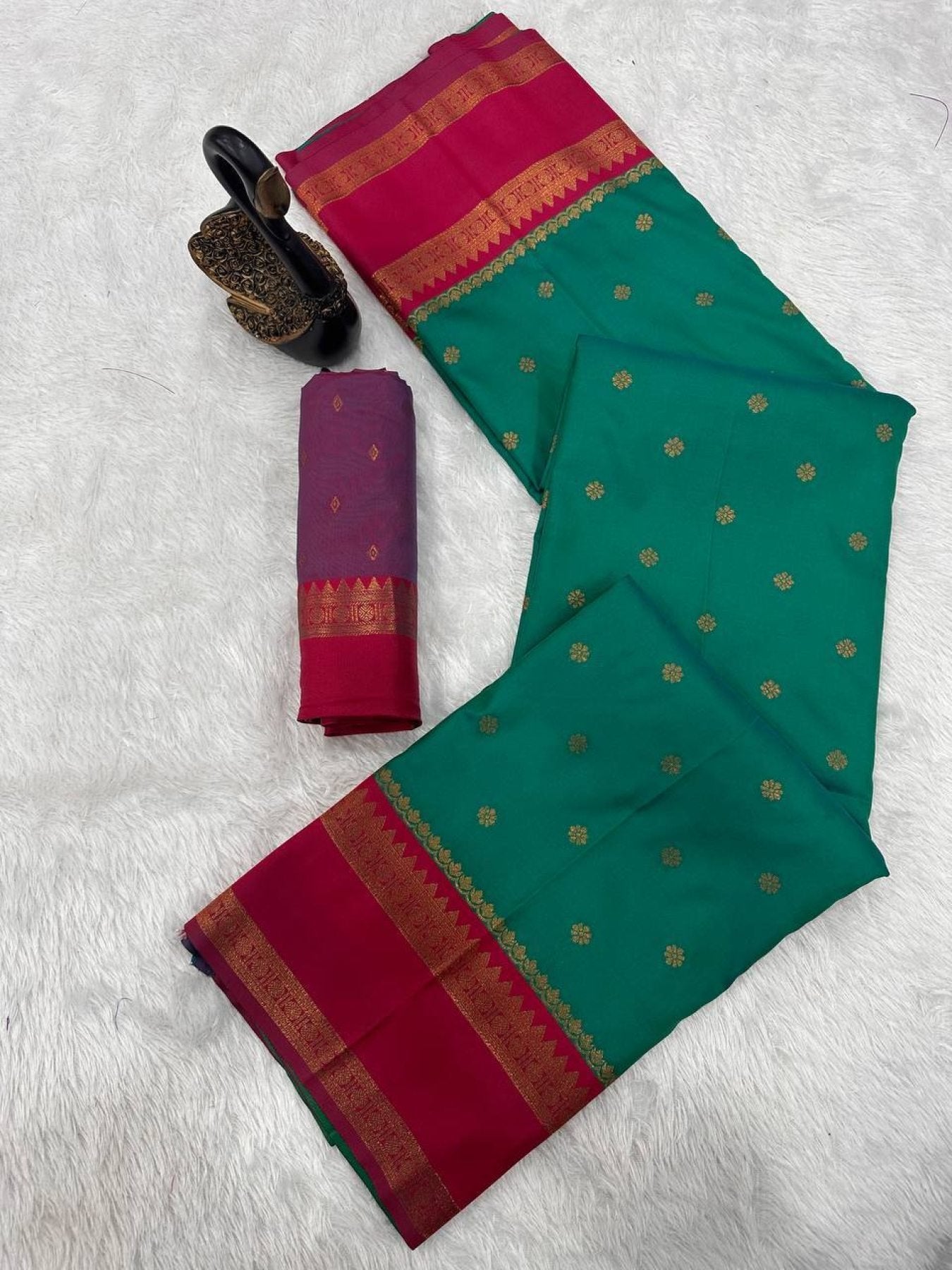 Green Silk Saree - blouse and border close-up