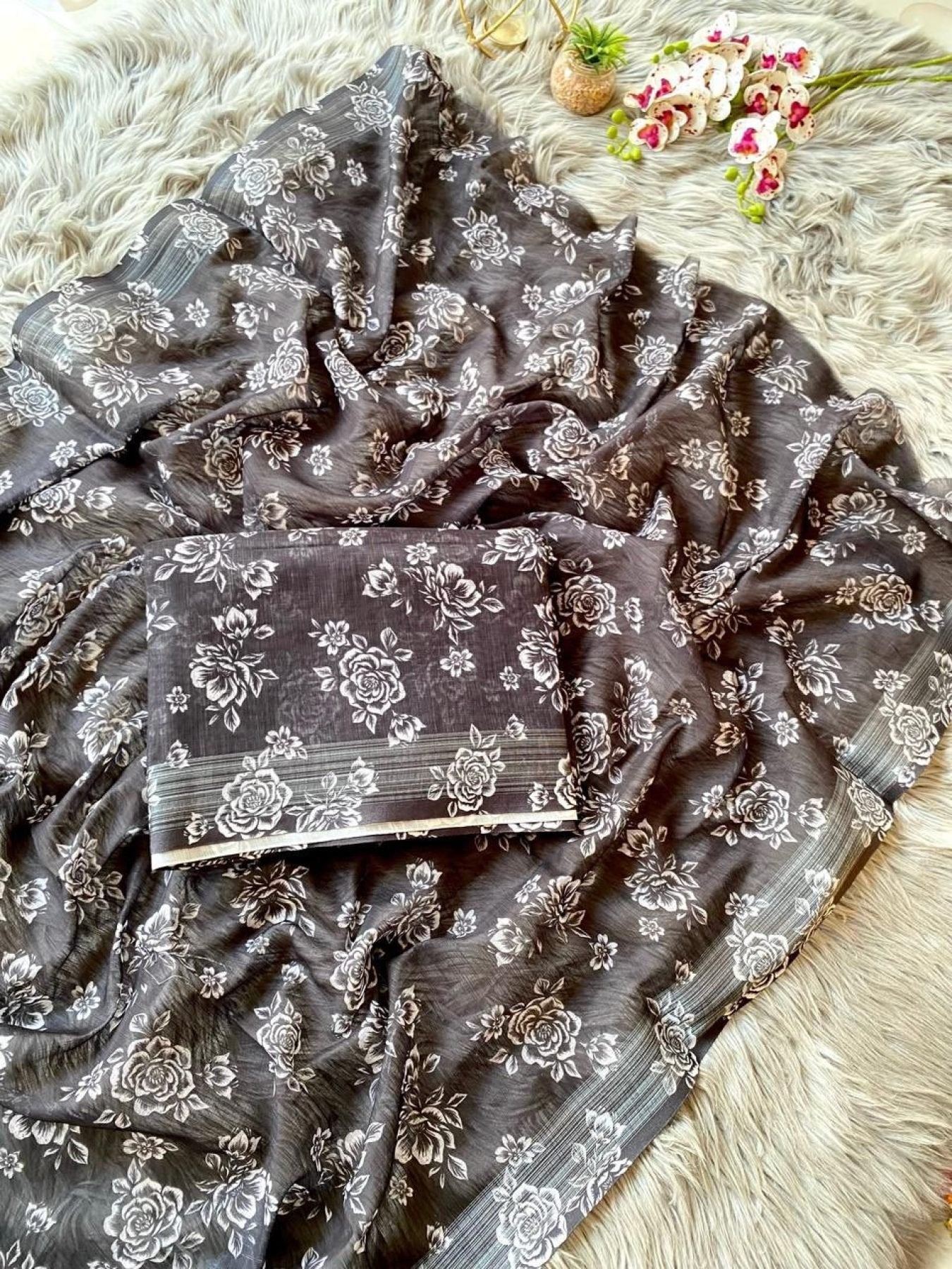 Linen Saree - styling and accessories view