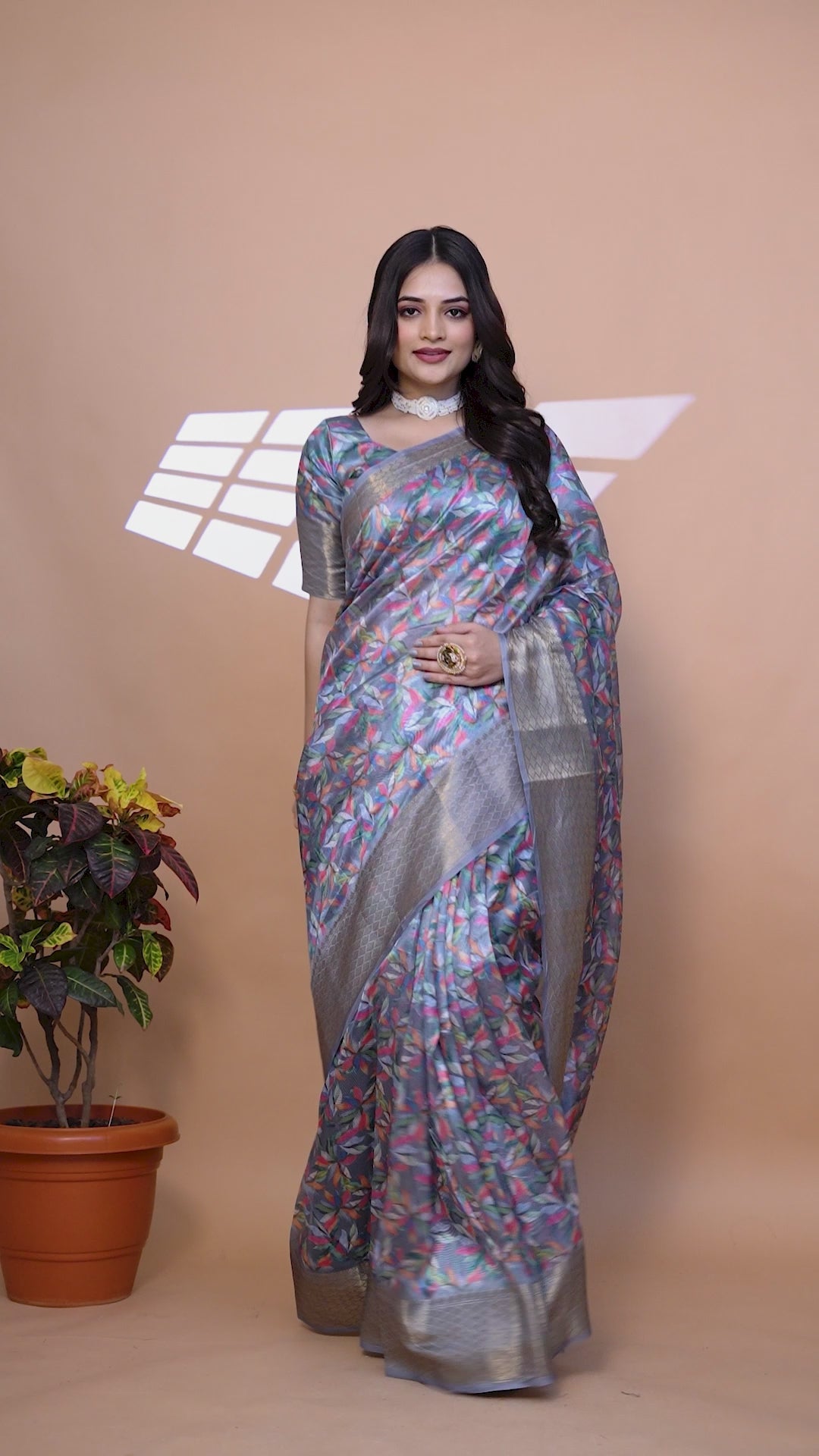 This elegant grey saree showcases Saree