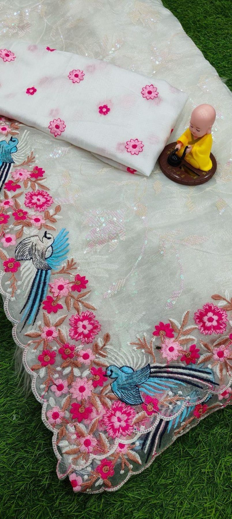 White Organza Saree - blouse and border close-up