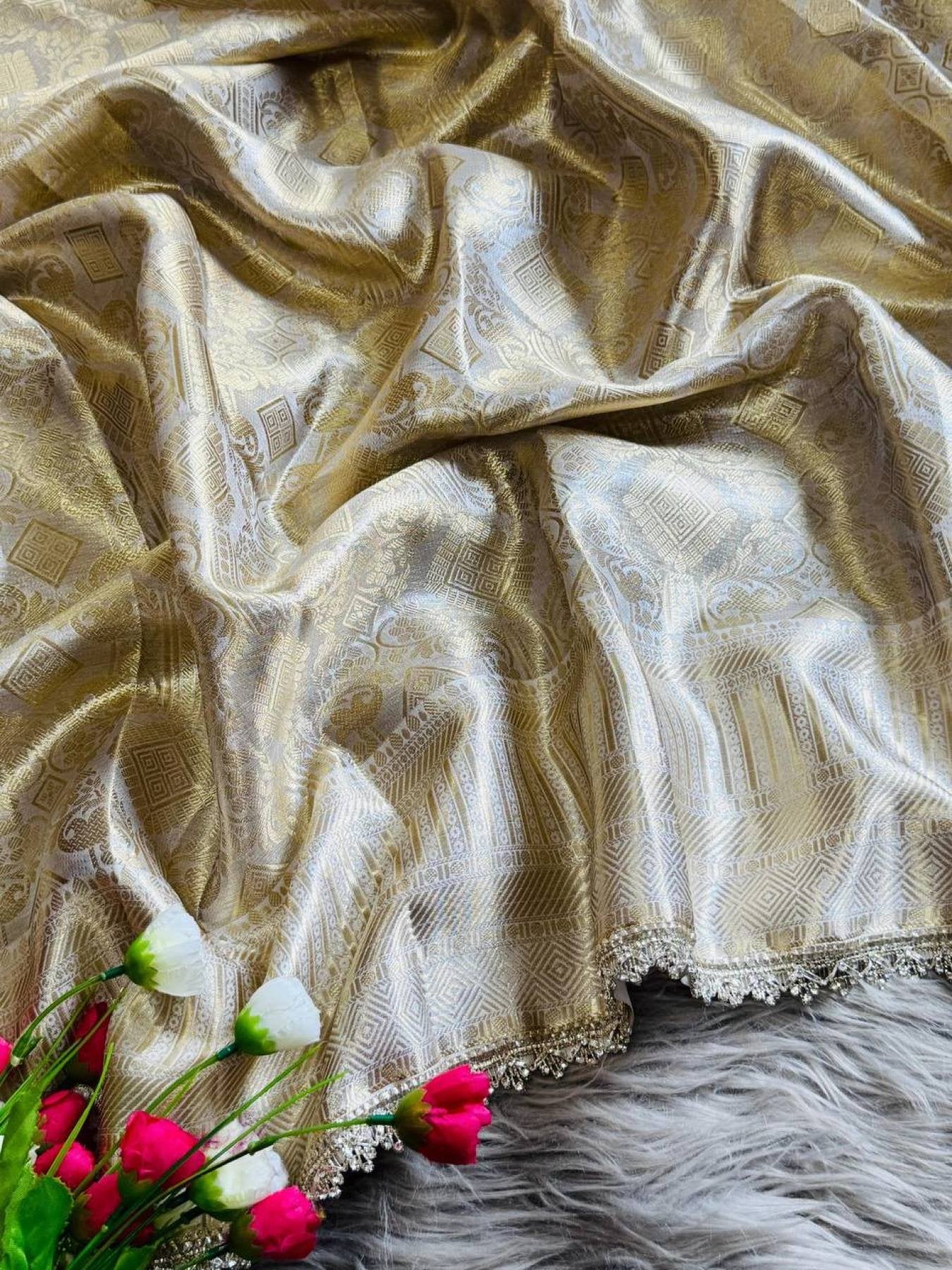 White Banarasi Saree - pallu design detail