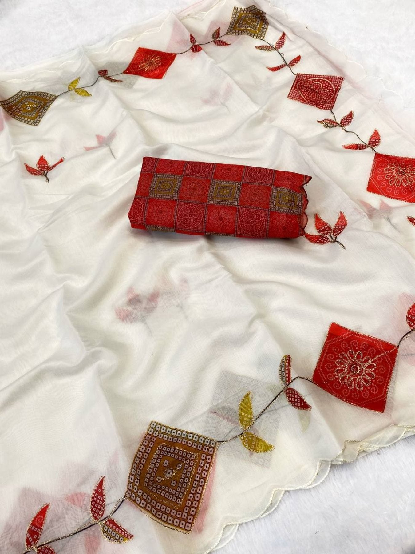 White Cotton Saree - Bandhani pallu design detail