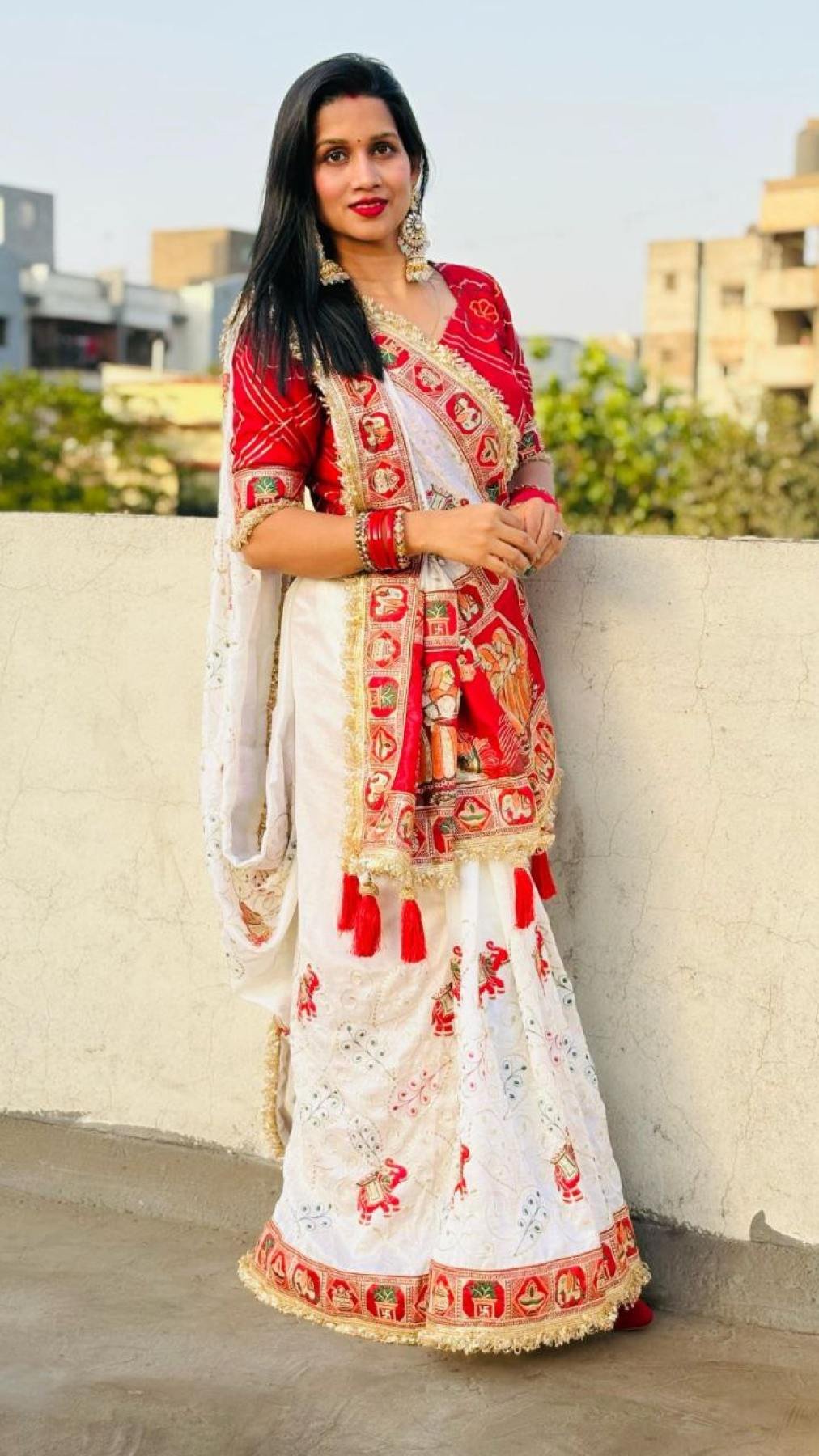White Vichitra Saree - drape and pallu detail